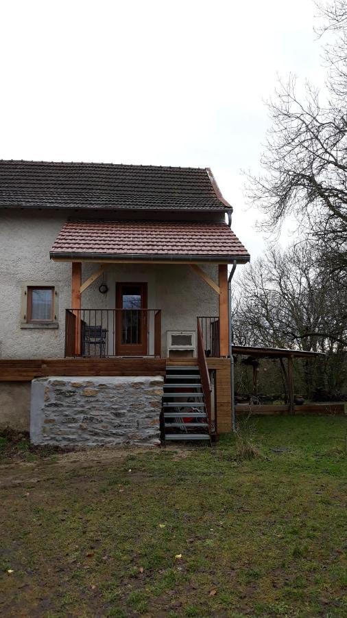Agréable gîte en pleine nature Parmilieu Esterno foto