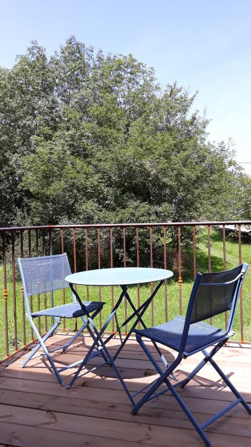 Agréable gîte en pleine nature Parmilieu Esterno foto